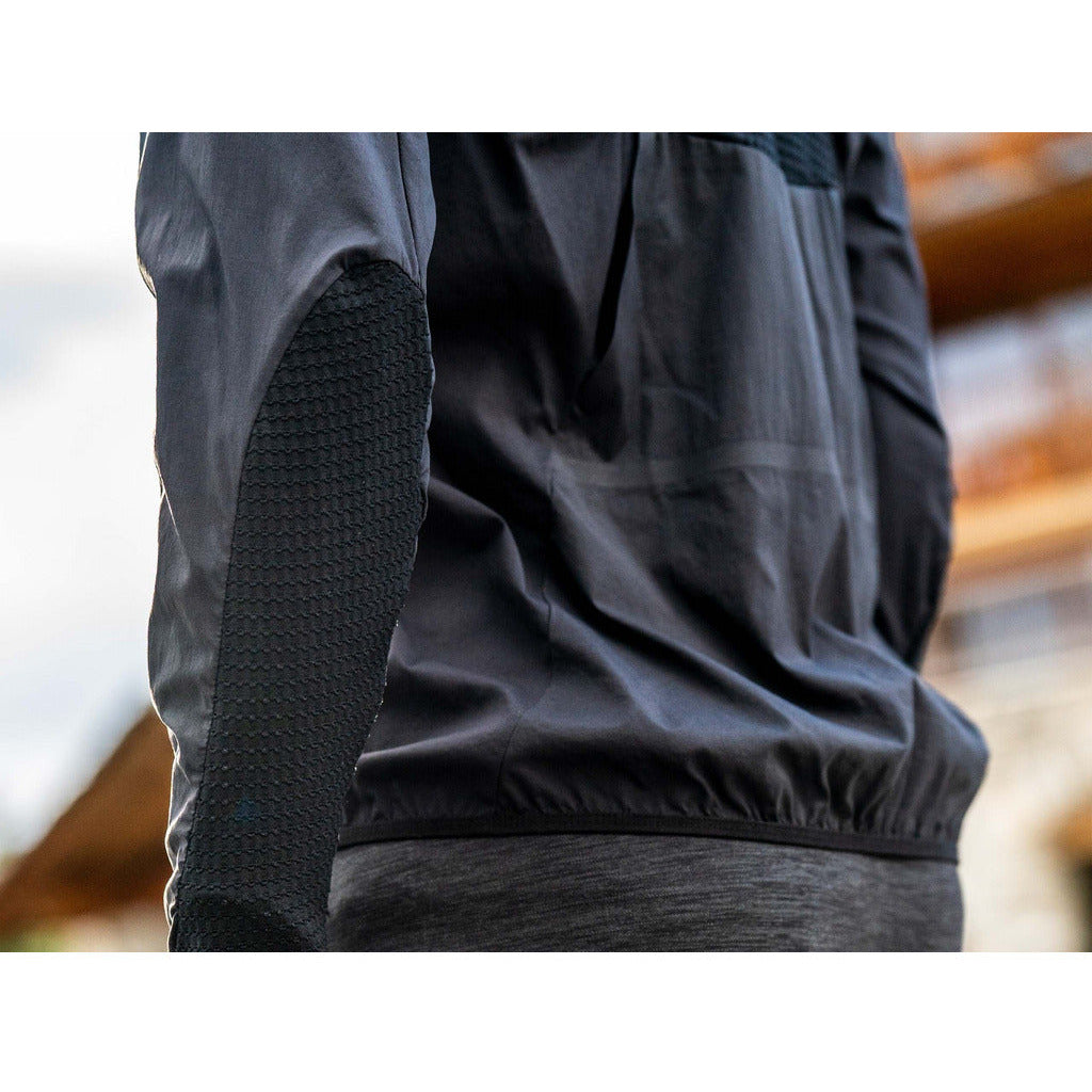 Compressport Hurricane Windproof Jacket Black - Giacca Antivento Running Uomo - Mud and Snow