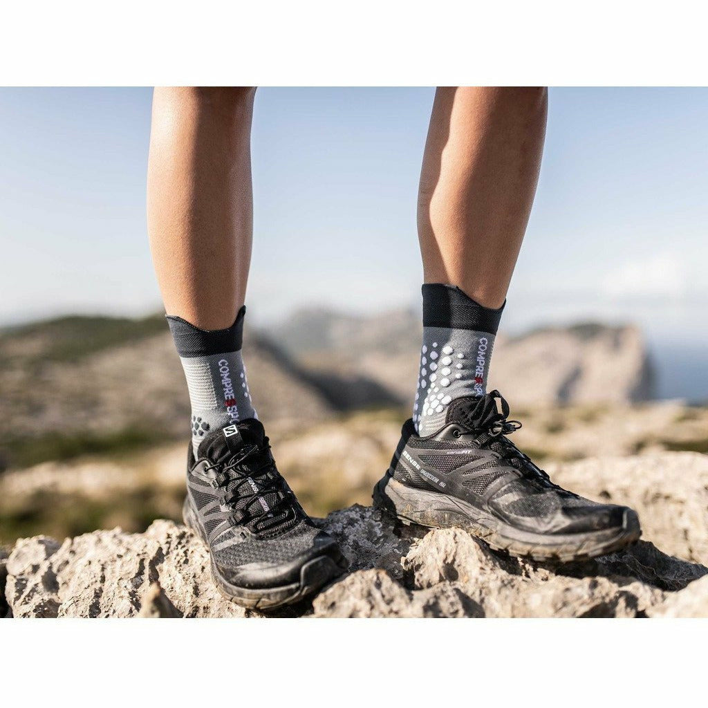 Compressport Pro Racing Socks V3 Trail Grey Melange - Calza Compressiva Running - Mud and Snow