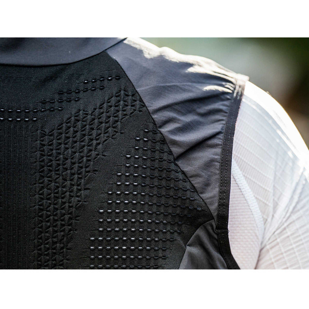Compressport Hurricane Windproof Vest Black - Vest Antivento Running Uomo - Mud and Snow