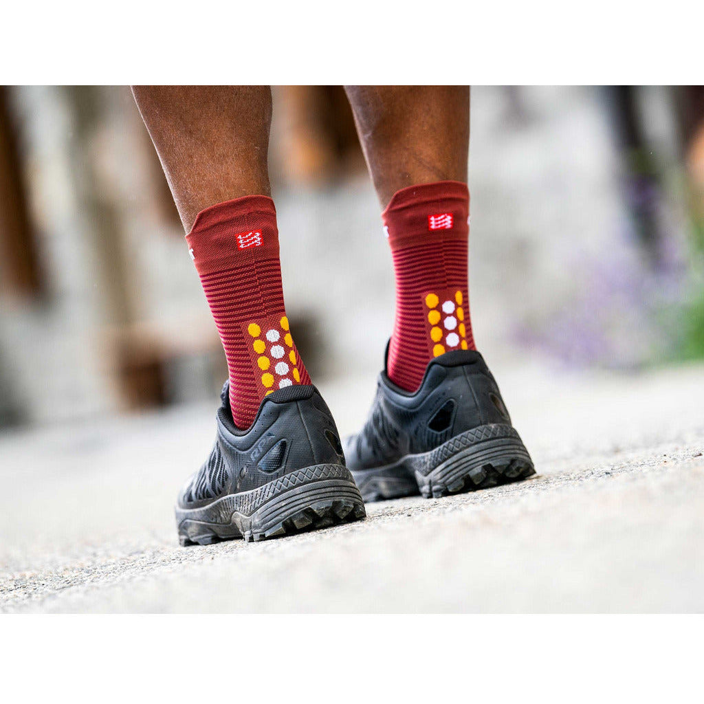 Compressport Pro Racing Socks V4 Run High Apple/Cheddar - Calze Running - Mud and Snow