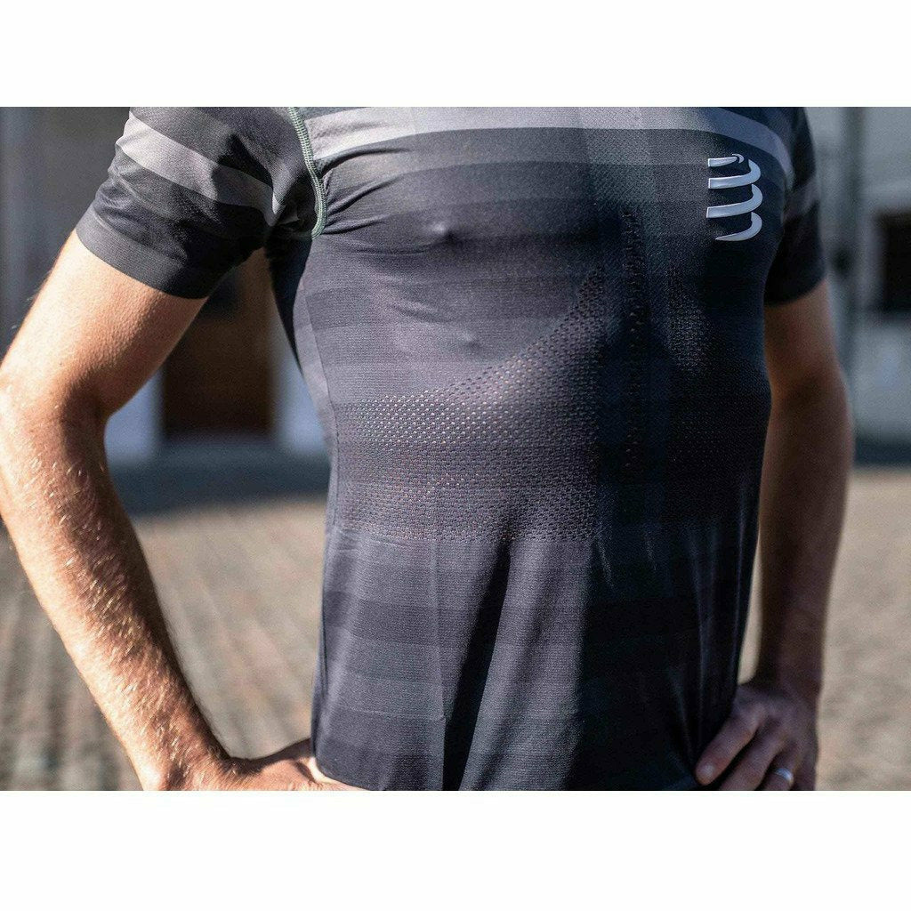 Compressport Racing Shirt Black - Maglia Running Uomo - Mud and Snow