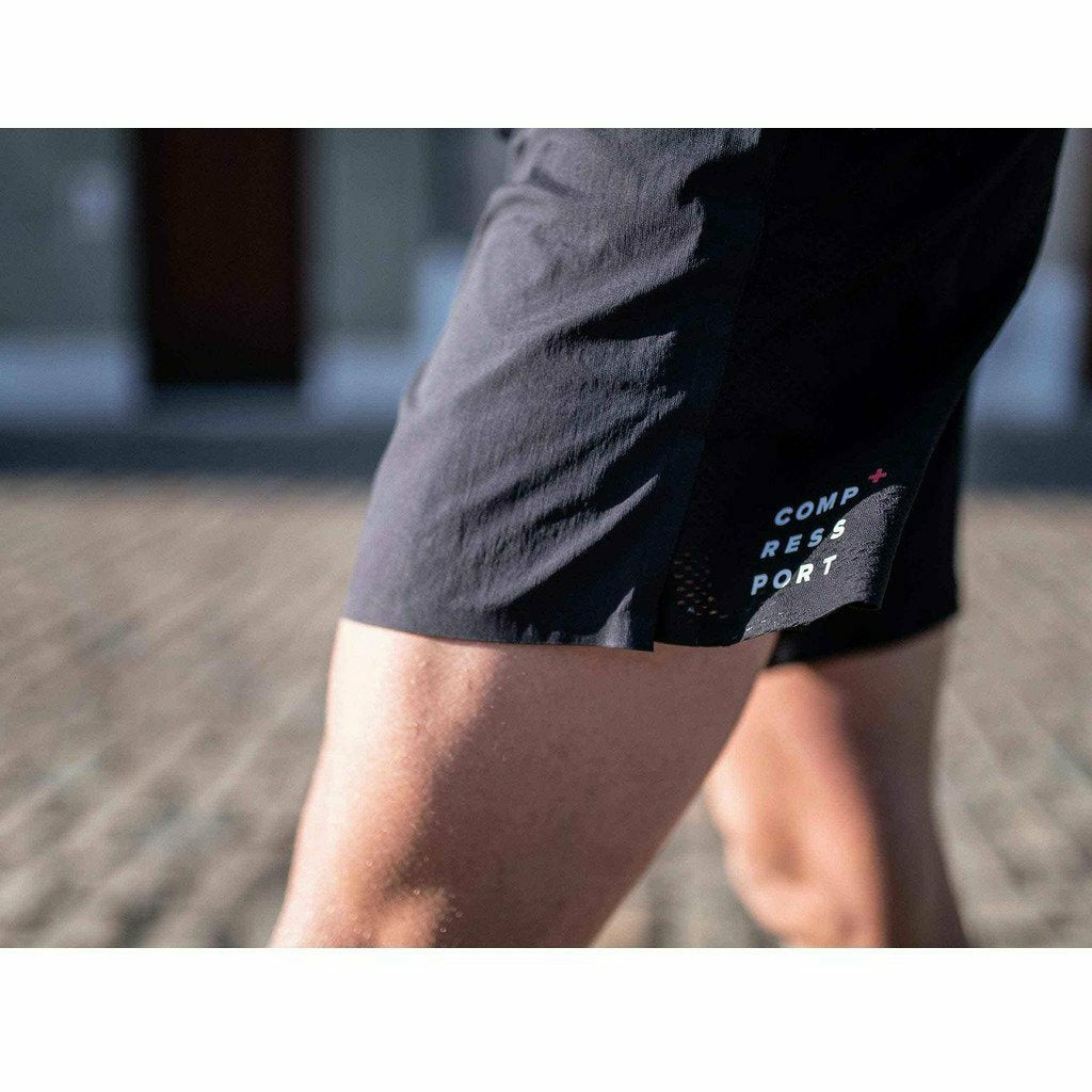 Compressport Racing Split Overshort Black - Pantaloncini Running Uomo - Mud and Snow